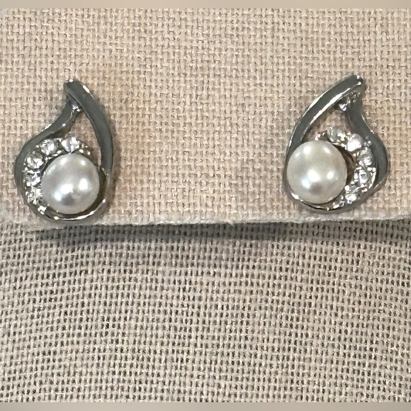 Jewelry - Faux pearl with rhinestones on sliver tone metal earrings so pretty